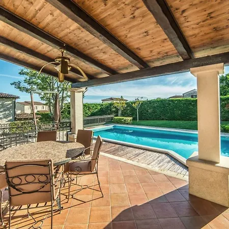 Romana - Luxury With Swimming Pool Višnjan