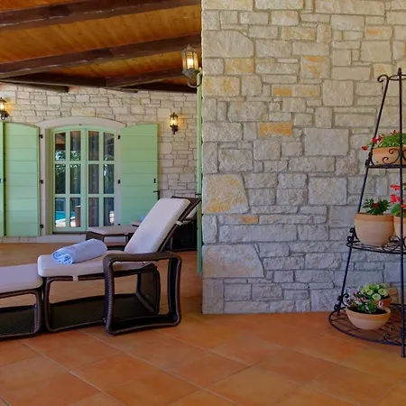 Romana - Luxury With Swimming Pool Višnjan