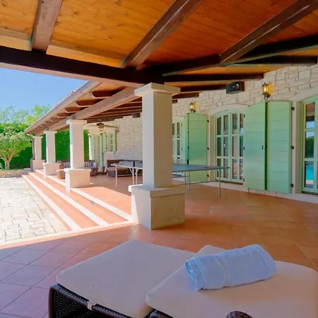Romana - Luxury With Swimming Pool Višnjan
